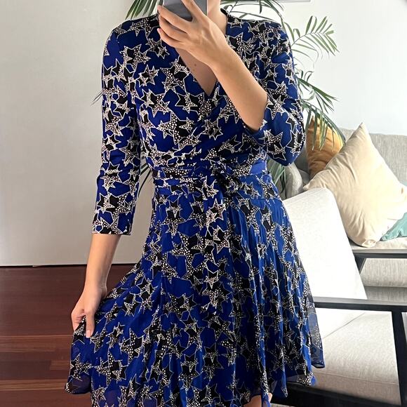 DVF Diane von Furstenberg Irina Silk Wrap Dress Blue Star Print size 8 - Picture 2 of 10